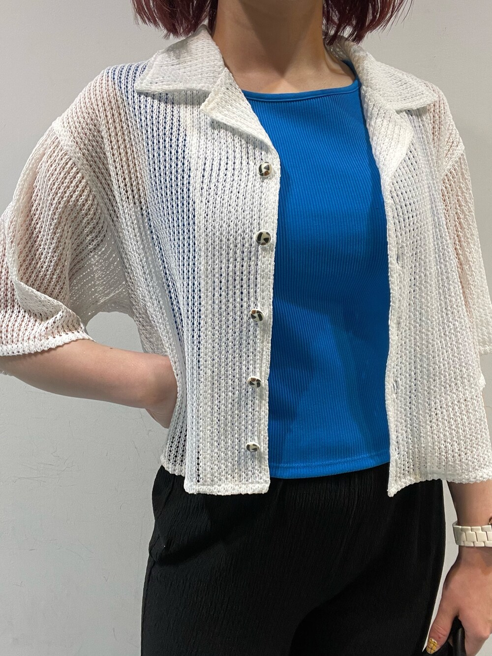 ブルー系のタンクトップ、ホワイト系のシャツ/ブラウス、ブラック系のその他パンツを着用したレディースの春コーディネートの5枚目の写真