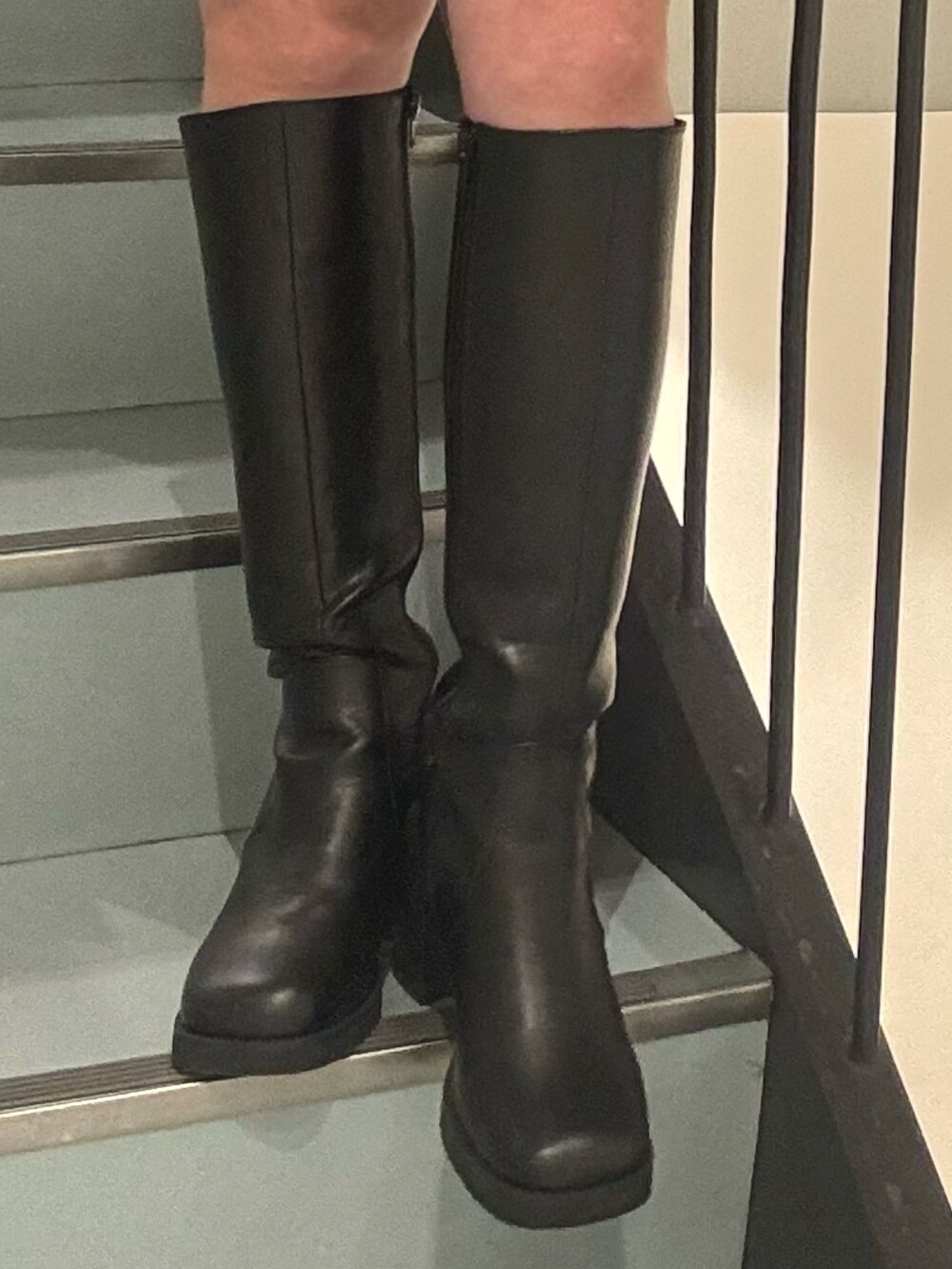 グレー系のテーラードジャケット、ブラック系のハンドバッグ、グレー系のシャツ/ブラウスを着用したレディースの冬コーディネートの7枚目の写真