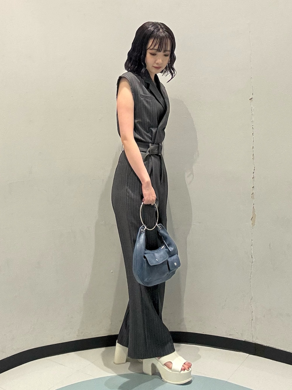 ホワイト系のサンダル、ブルー系のハンドバッグ、その他のつなぎ/オールインワンを着用したレディースの夏コーディネートの2枚目の写真