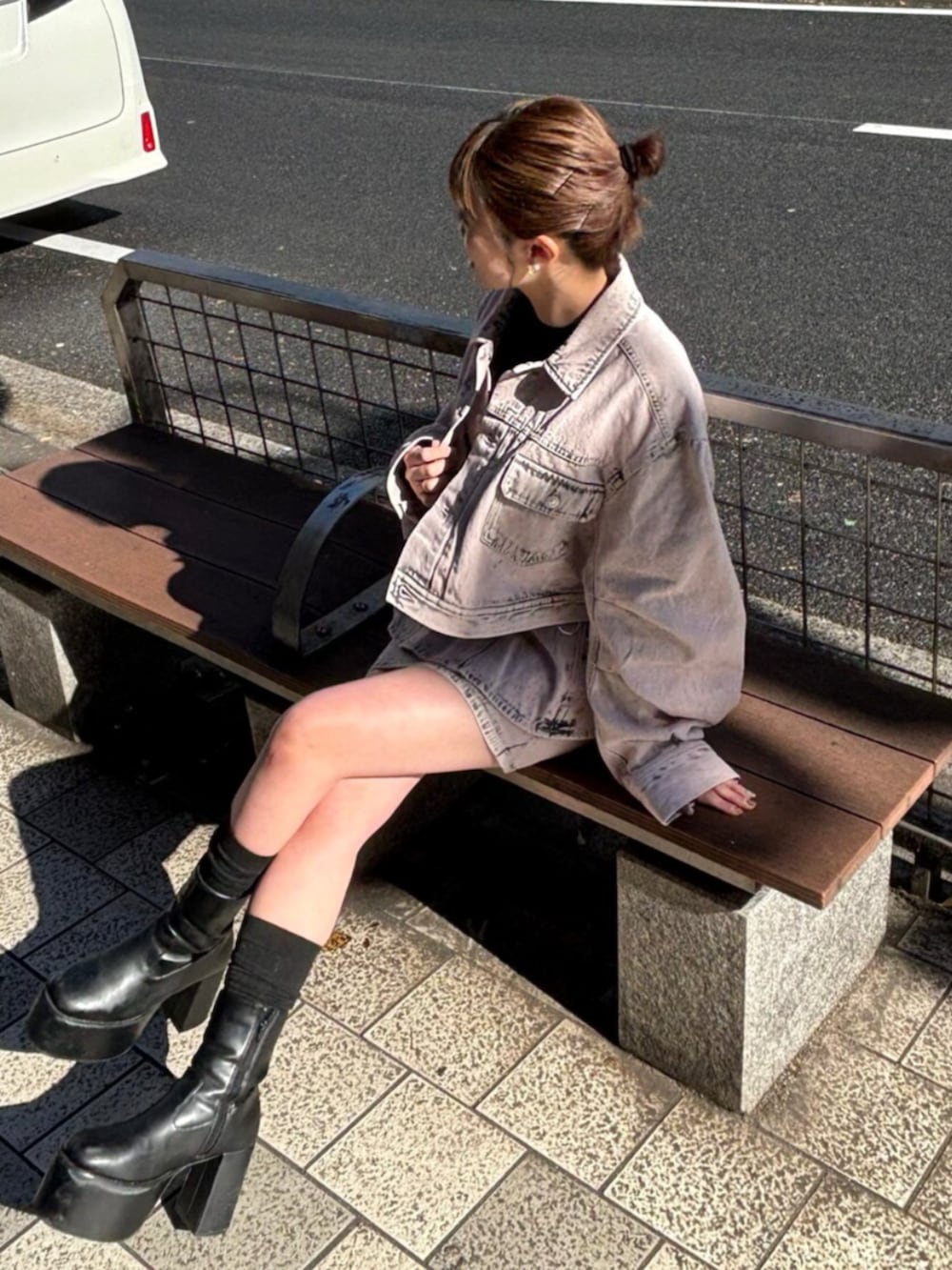 ピンク系のデニムジャケット、ピンク系のその他トップス、ピンク系のデニムスカートを着用したレディースの冬コーディネートの5枚目の写真