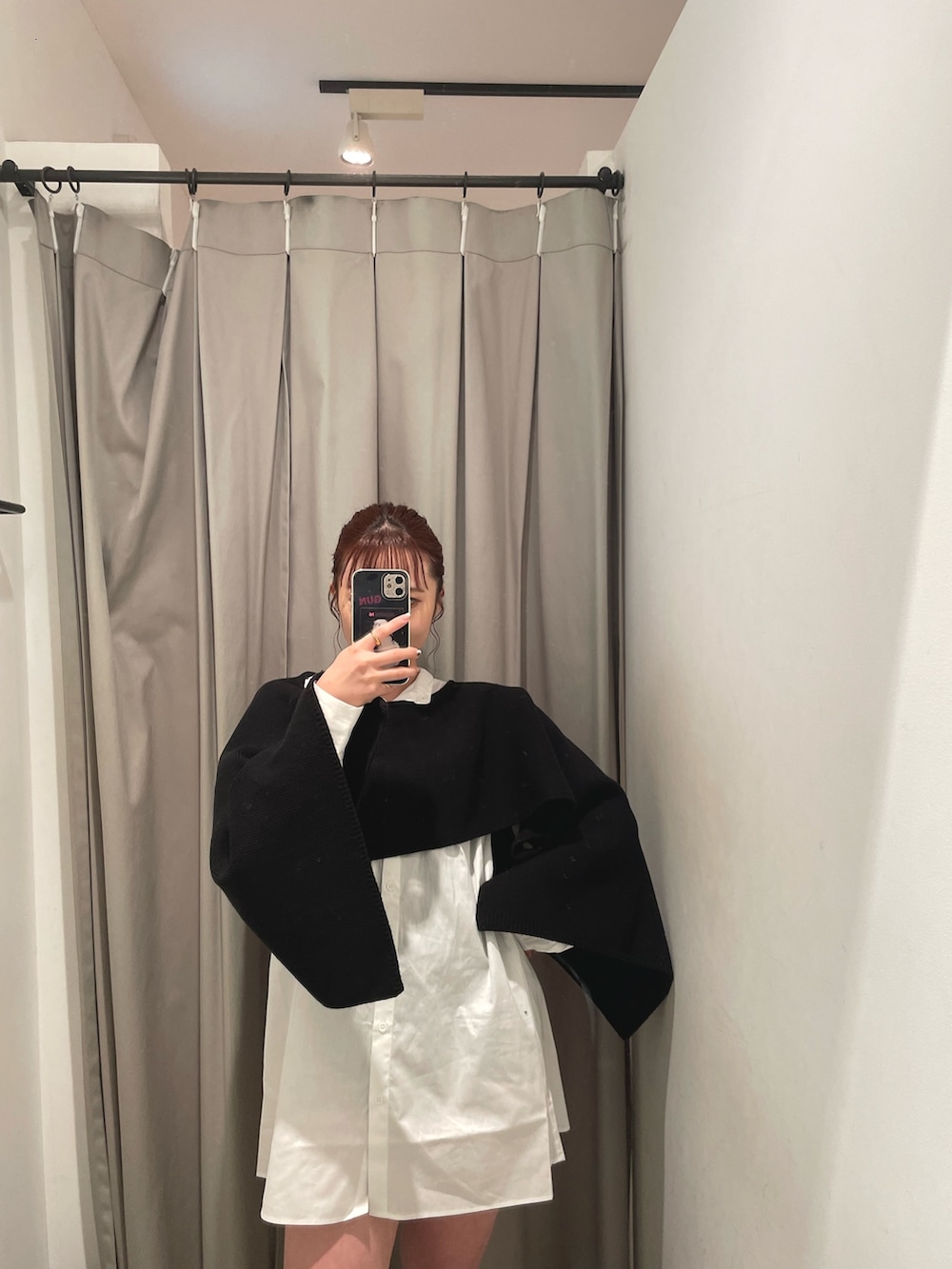 イエロー系のハンドバッグ、ブラック系のワンピースを着用したレディースの夏コーディネートの5枚目の写真