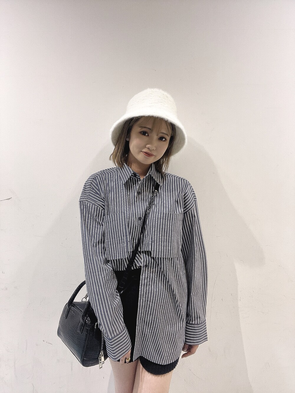 その他のシャツ/ブラウス、ブラック系のその他パンツ、ホワイト系のブーツを着用したレディースの秋コーディネートの2枚目の写真