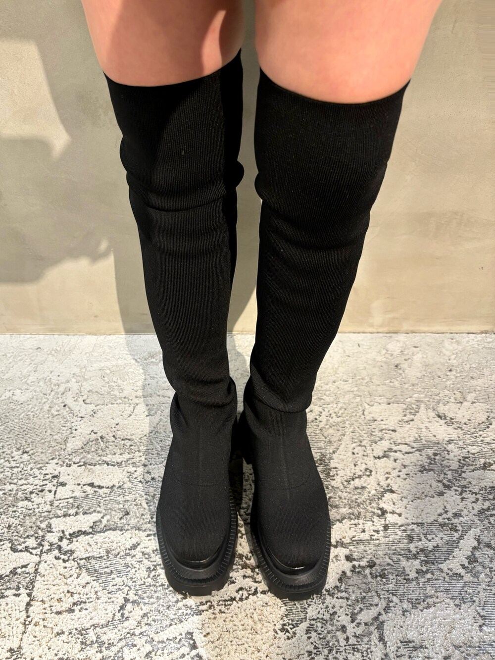 ブラック系のニット/セーター、ブラック系のその他パンツ、グレー系のムートンコートを着用したレディースの秋コーディネートの7枚目の写真