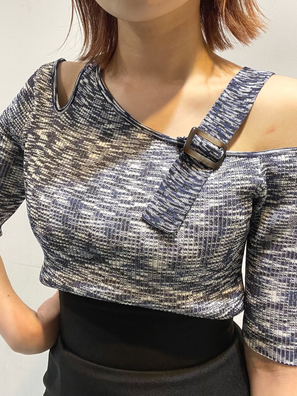 ブラック系のスカート、ブルー系のニット/セーター、ブラック系のサンダルを着用したレディースの春コーディネートの3枚目の写真