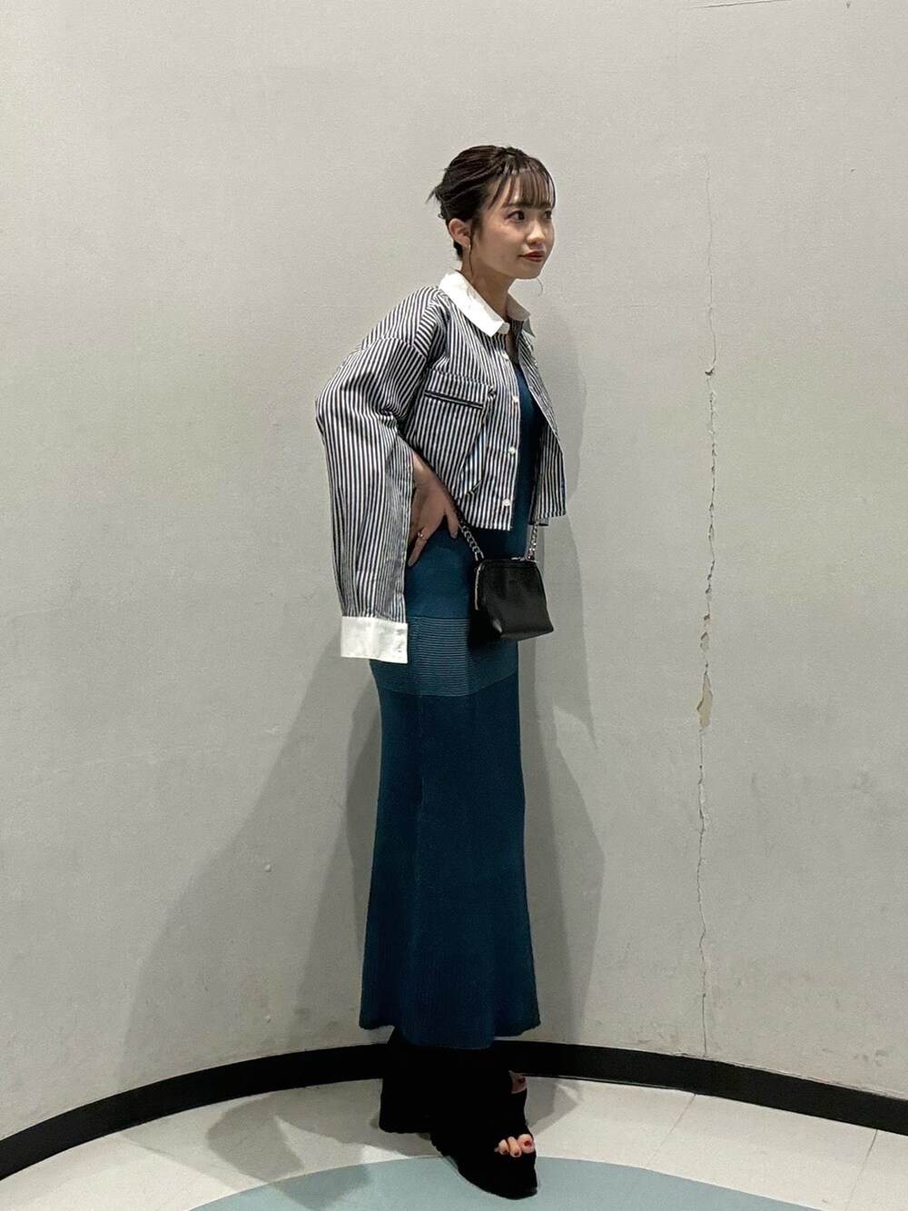 ホワイト系のシャツ/ブラウス、ホワイト系のハンドバッグ、ブルー系のワンピースを着用したレディースの春コーディネートの2枚目の写真