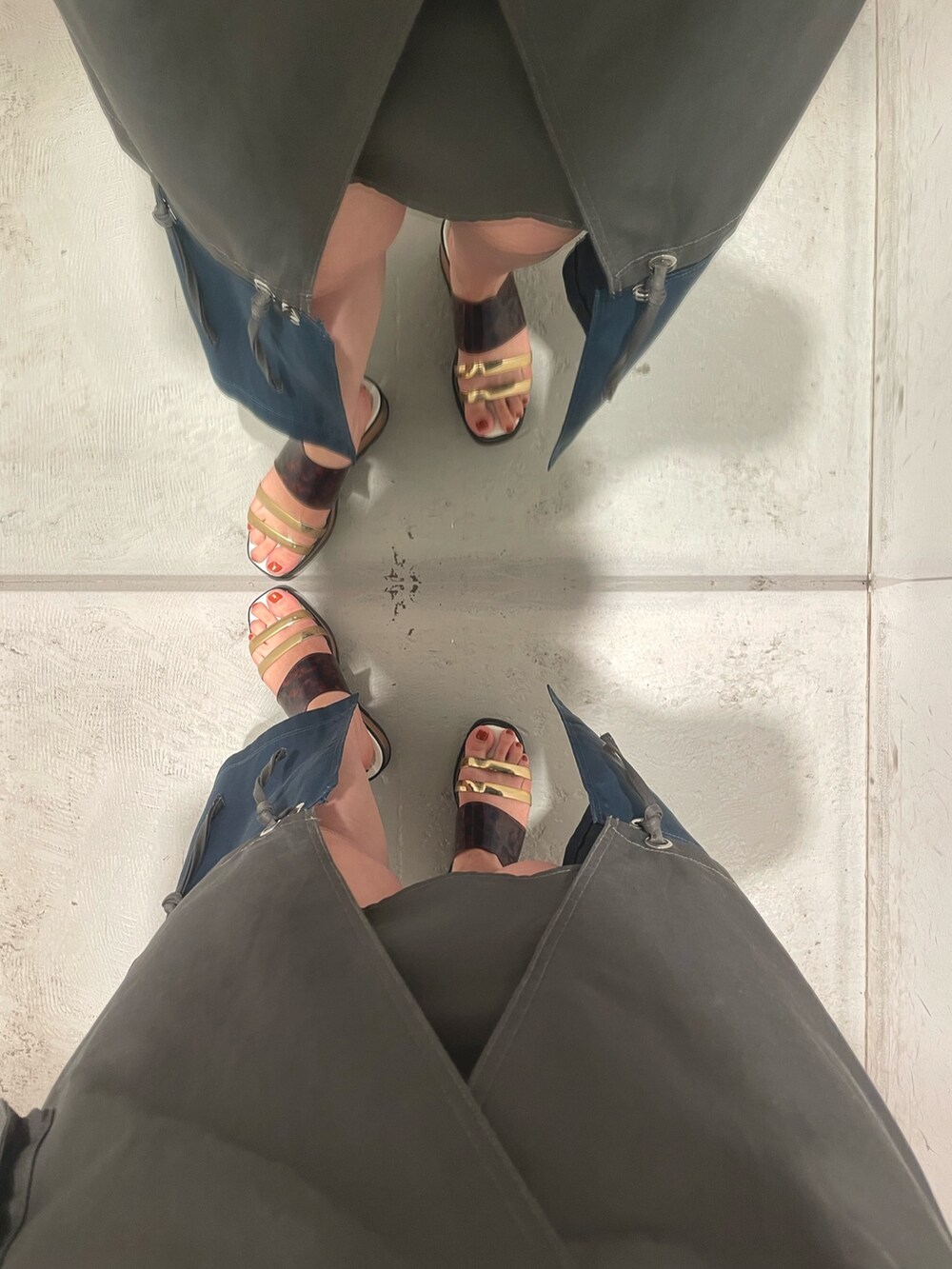 グレー系のワンピース、ブラック系のタンクトップ、イエロー系のハンドバッグを着用したレディースの夏コーディネートの7枚目の写真