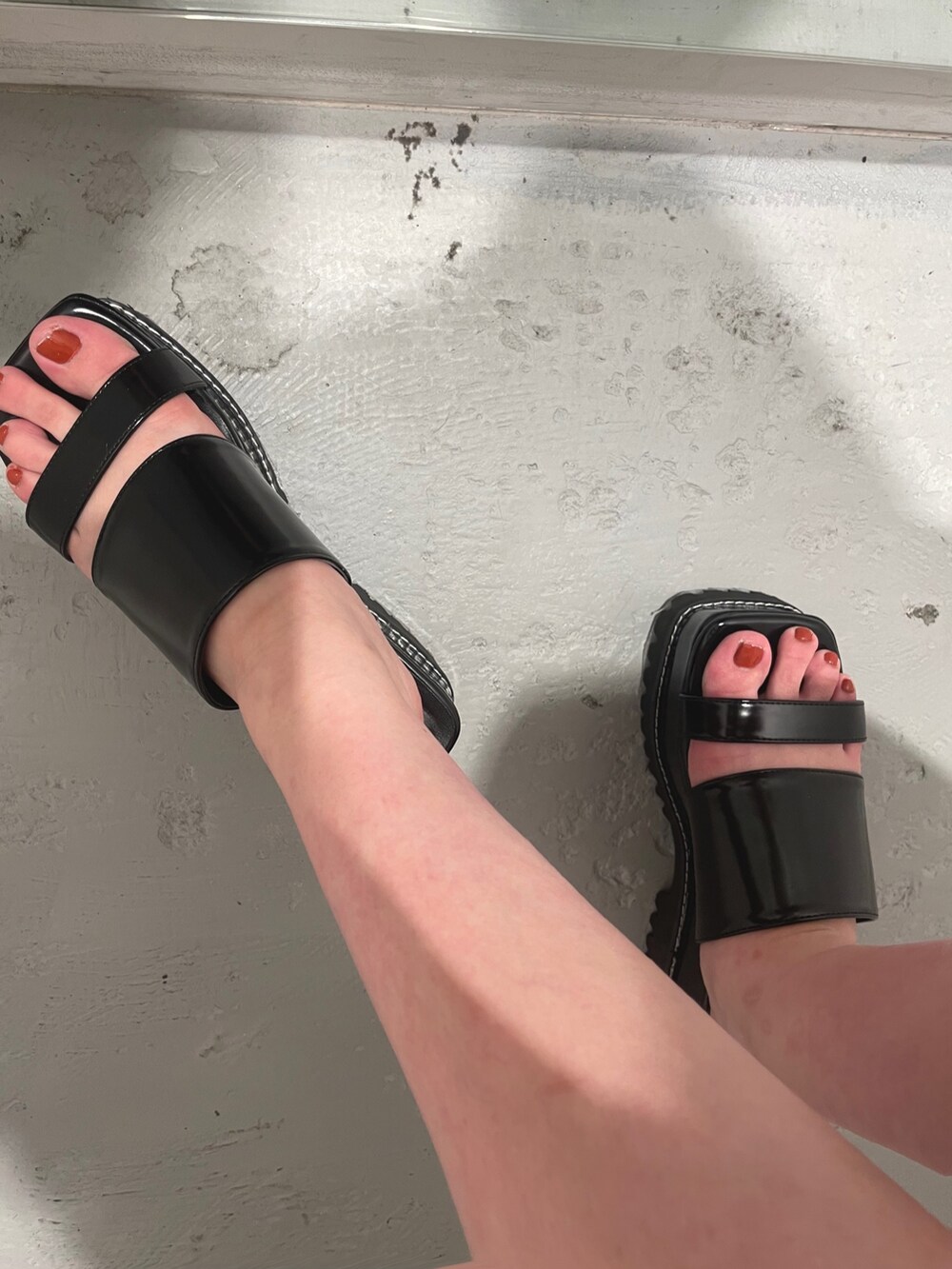 グリーン系のショルダーバッグ、ホワイト系のシャツ/ブラウス、ホワイト系のその他パンツを着用したレディースの夏コーディネートの7枚目の写真