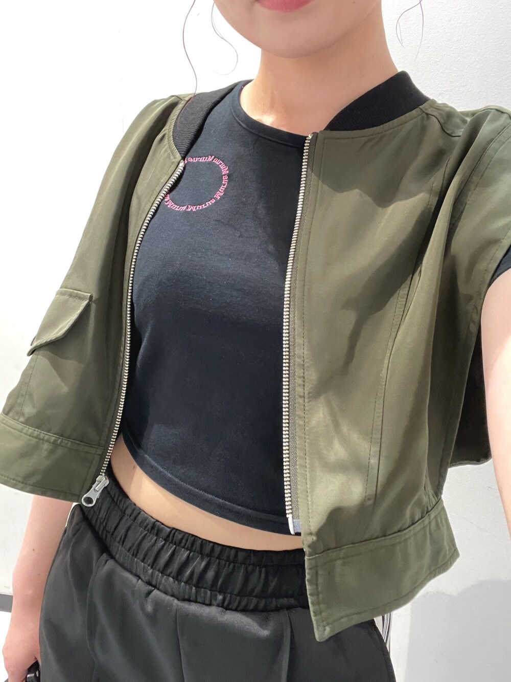 ブラック系のその他パンツ、グリーン系のMA-1、ブラック系のボストンバッグを着用したレディースの夏コーディネートの6枚目の写真