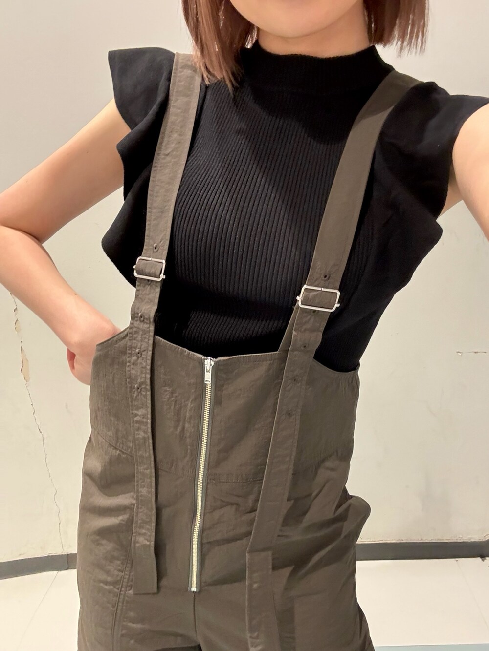 グレー系のつなぎ/オールインワン、ブラック系のニット/セーター、ブラック系のショルダーバッグを着用したレディースの夏コーディネートの4枚目の写真
