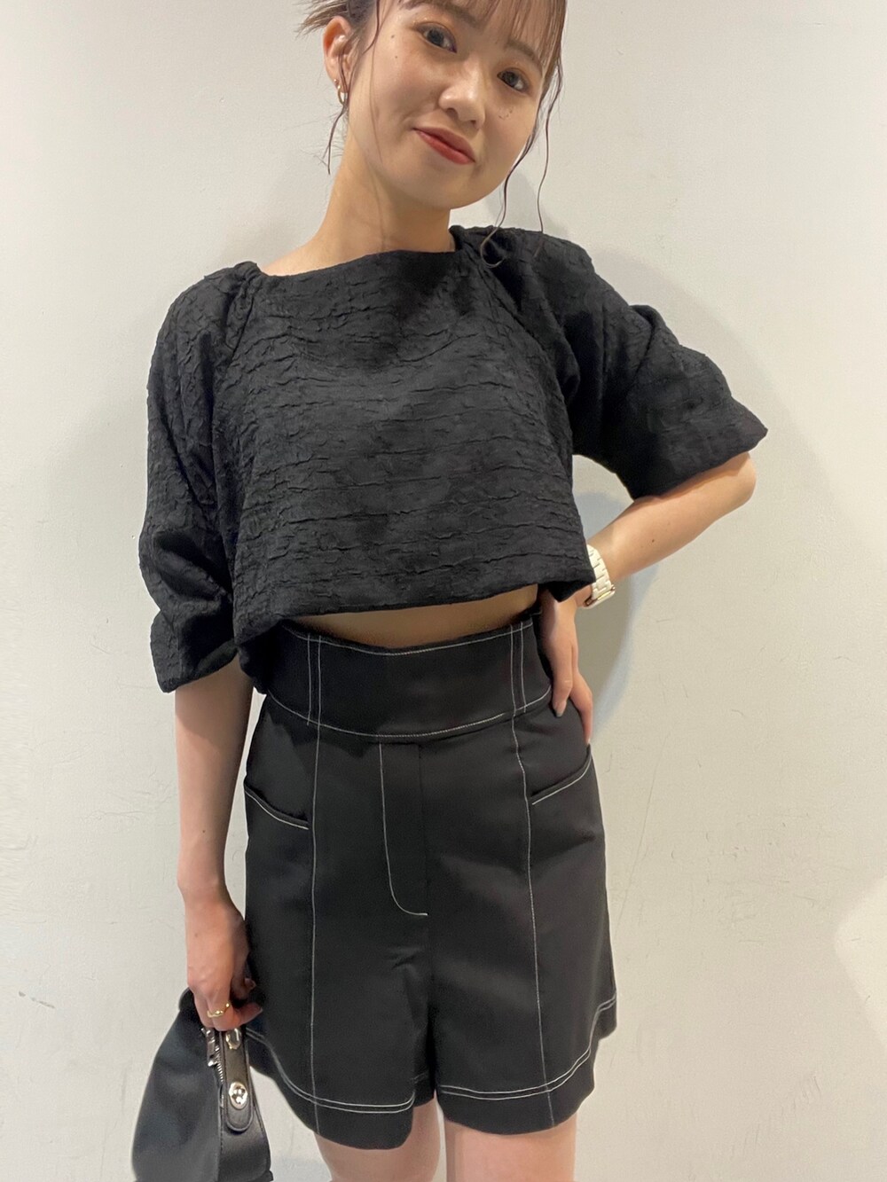 ブラック系のサンダル、ブラック系のシャツ/ブラウス、ブラック系のその他パンツを着用したレディースの夏コーディネートの5枚目の写真