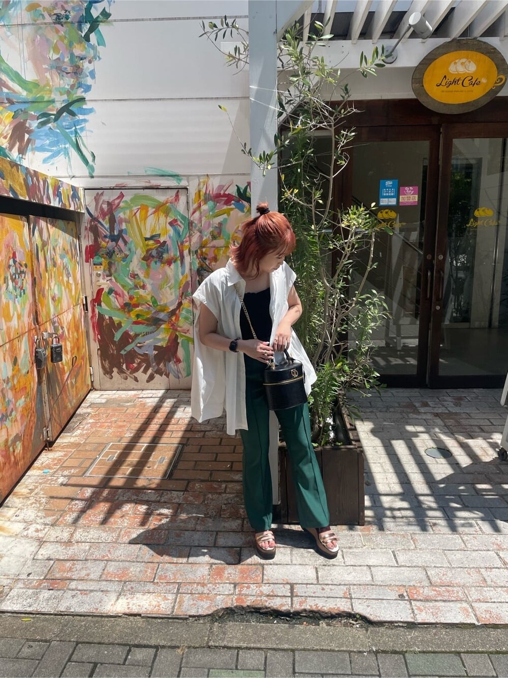 ホワイト系のシャツ/ブラウス、その他のサンダル、ブラック系のタンクトップを着用したレディースの夏コーディネートの2枚目の写真