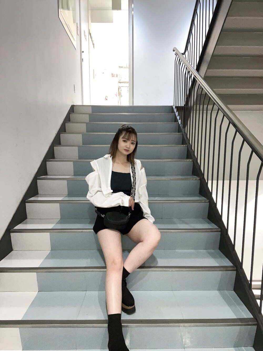 ホワイト系のシャツ/ブラウス、グリーン系のタンクトップ、ブラック系のその他パンツを着用したレディースの夏コーディネートの3枚目の写真