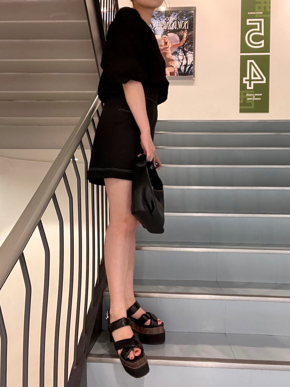 ブラック系のサンダル、ブラック系のシャツ/ブラウス、ブラック系のその他パンツを着用したレディースの夏コーディネートの6枚目の写真