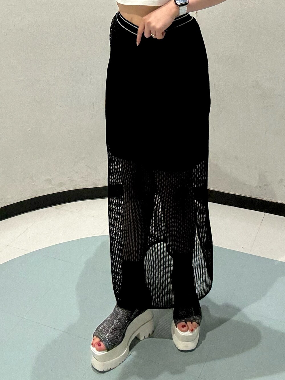 ホワイト系のTシャツ/カットソー、ブラック系のスカート、オレンジ系のショルダーバッグを着用したレディースの夏コーディネートの5枚目の写真