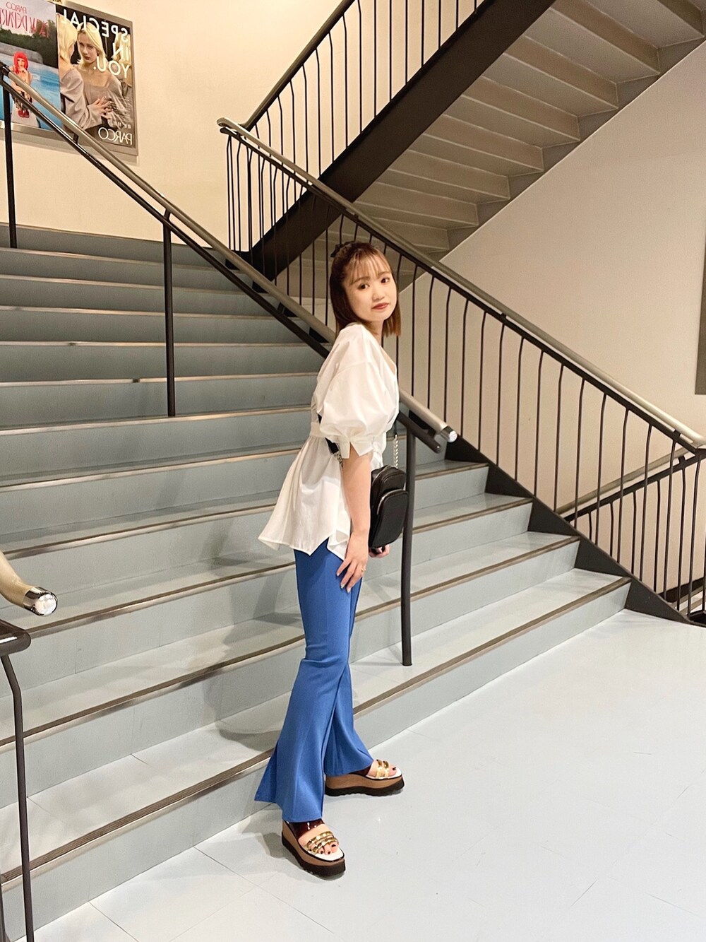 ブラック系のショルダーバッグ、ホワイト系のシャツ/ブラウス、その他のサンダルを着用したレディースの春コーディネートの3枚目の写真