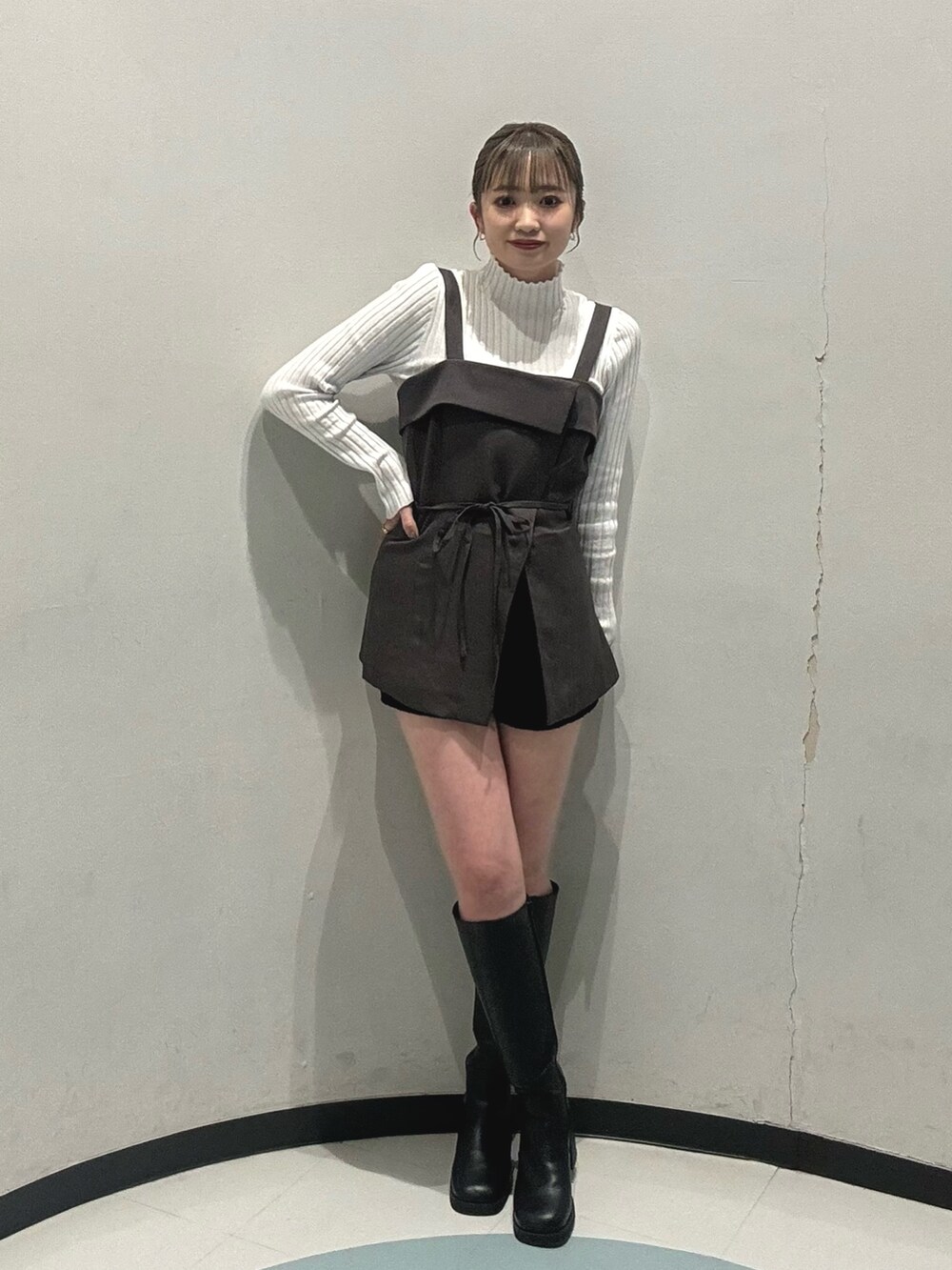 グレー系のテーラードジャケット、ブラック系のハンドバッグ、グレー系のシャツ/ブラウスを着用したレディースの冬コーディネートの3枚目の写真