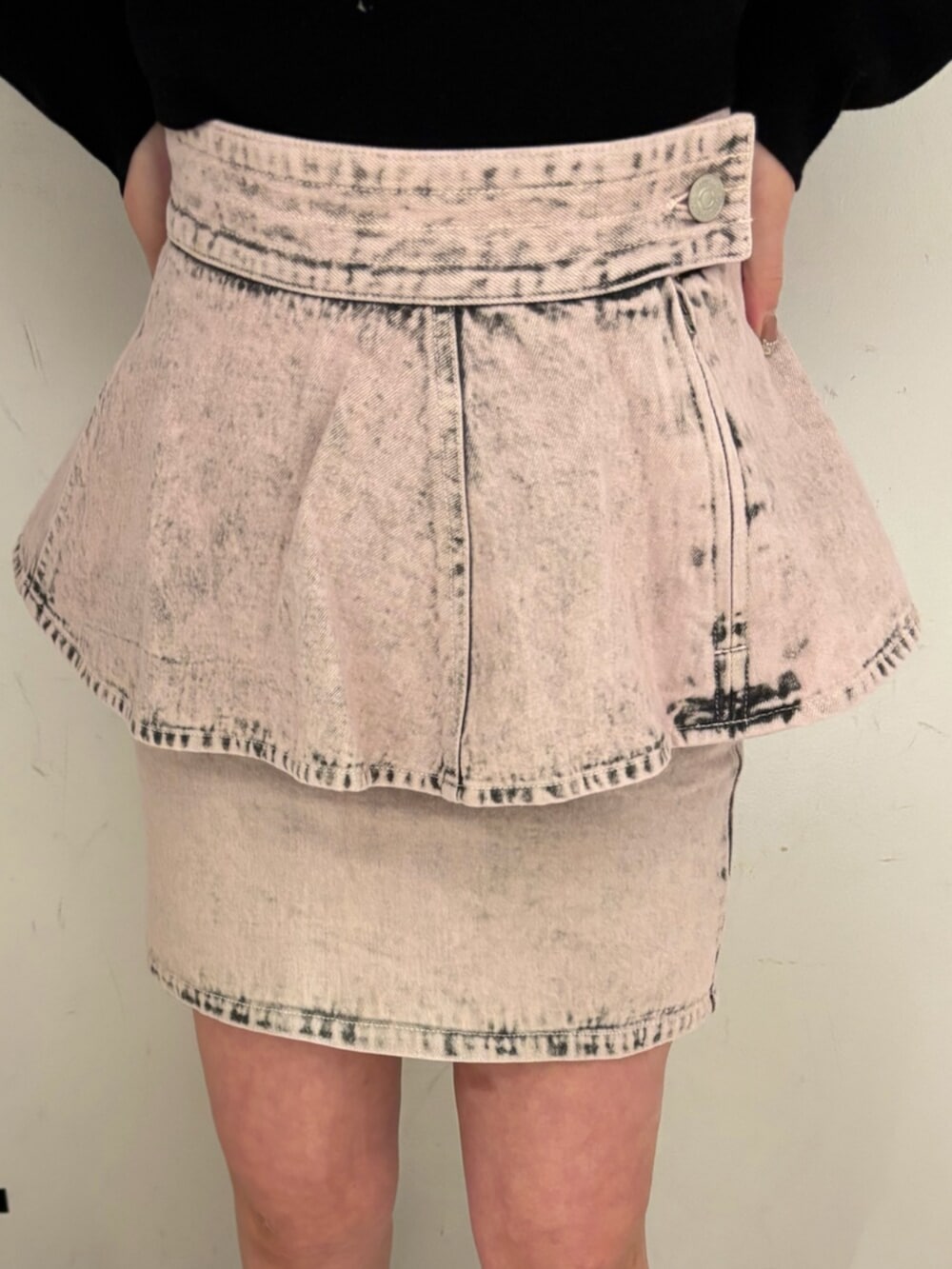 ピンク系のデニムジャケット、ピンク系のその他トップス、ピンク系のデニムスカートを着用したレディースの冬コーディネートの7枚目の写真