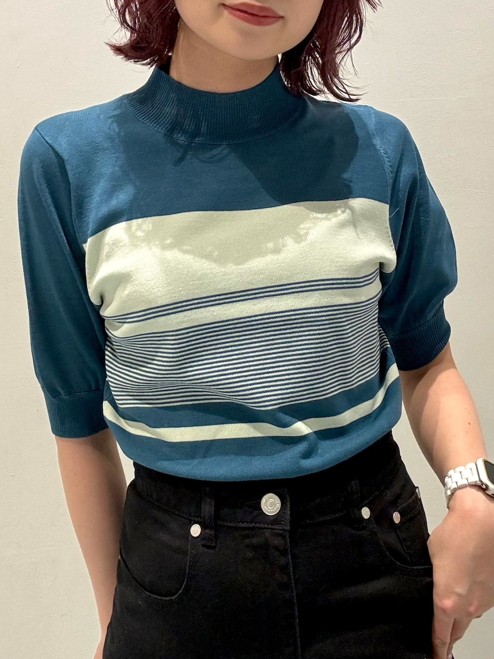 ブラック系のブーツ、その他のニット/セーター、ブラック系のデニムスカートを着用したレディースの夏コーディネートの4枚目の写真