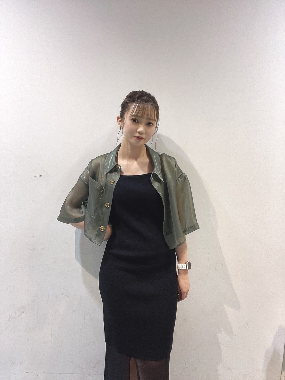 ブラック系のサンダル、ブラック系のワンピース、ベージュ系のシャツ/ブラウスを着用したレディースの夏コーディネートの3枚目の写真