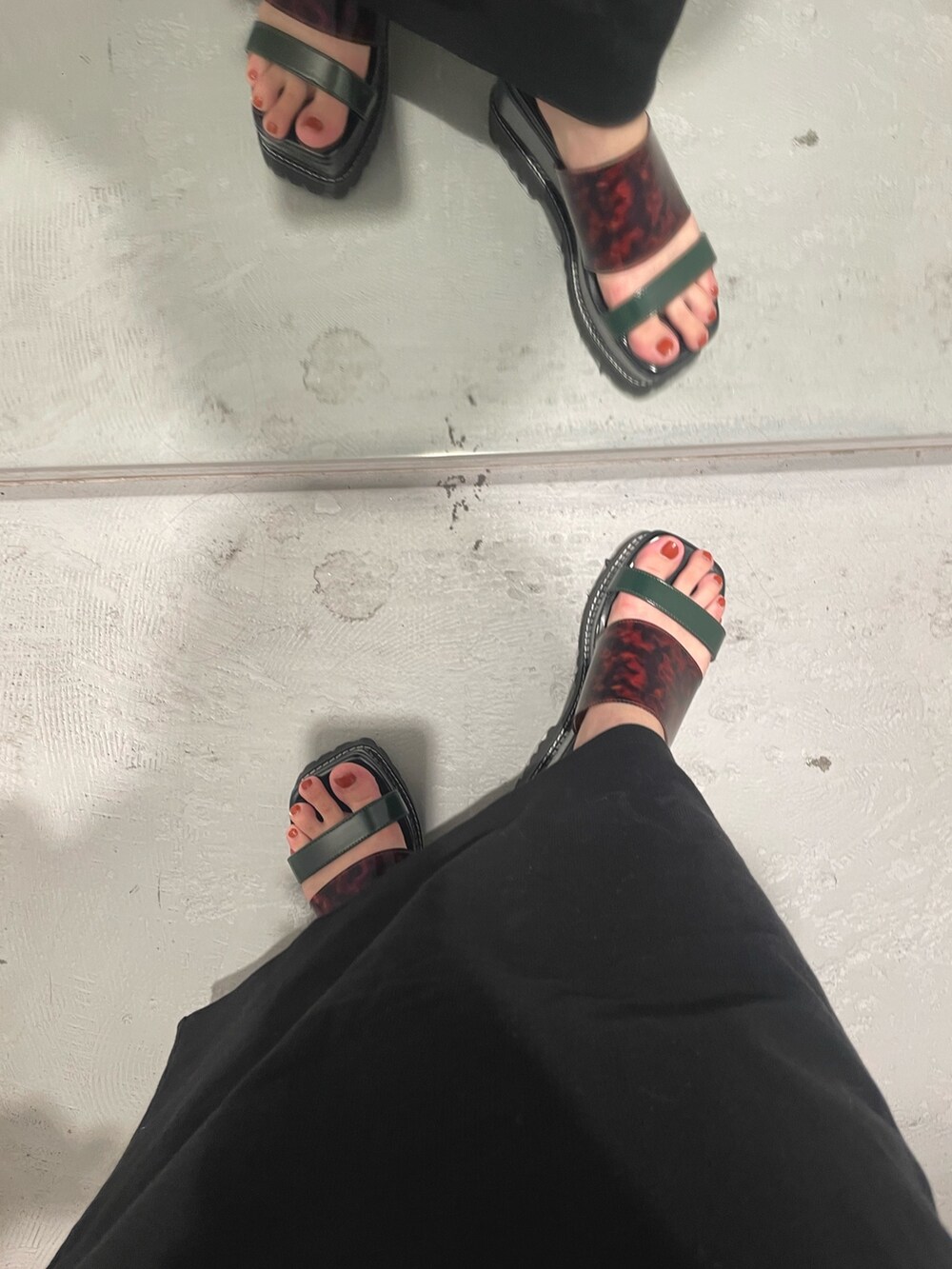 ブラック系のワンピース、ホワイト系のショルダーバッグを着用したレディースの夏コーディネートの7枚目の写真