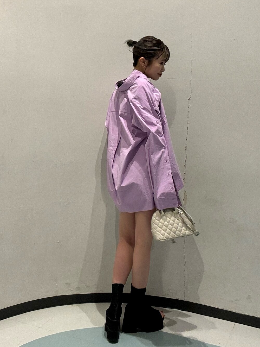 ピンク系のシャツ/ブラウス、ホワイト系のTシャツ/カットソー、ホワイト系のハンドバッグを着用したレディースの春コーディネートの3枚目の写真