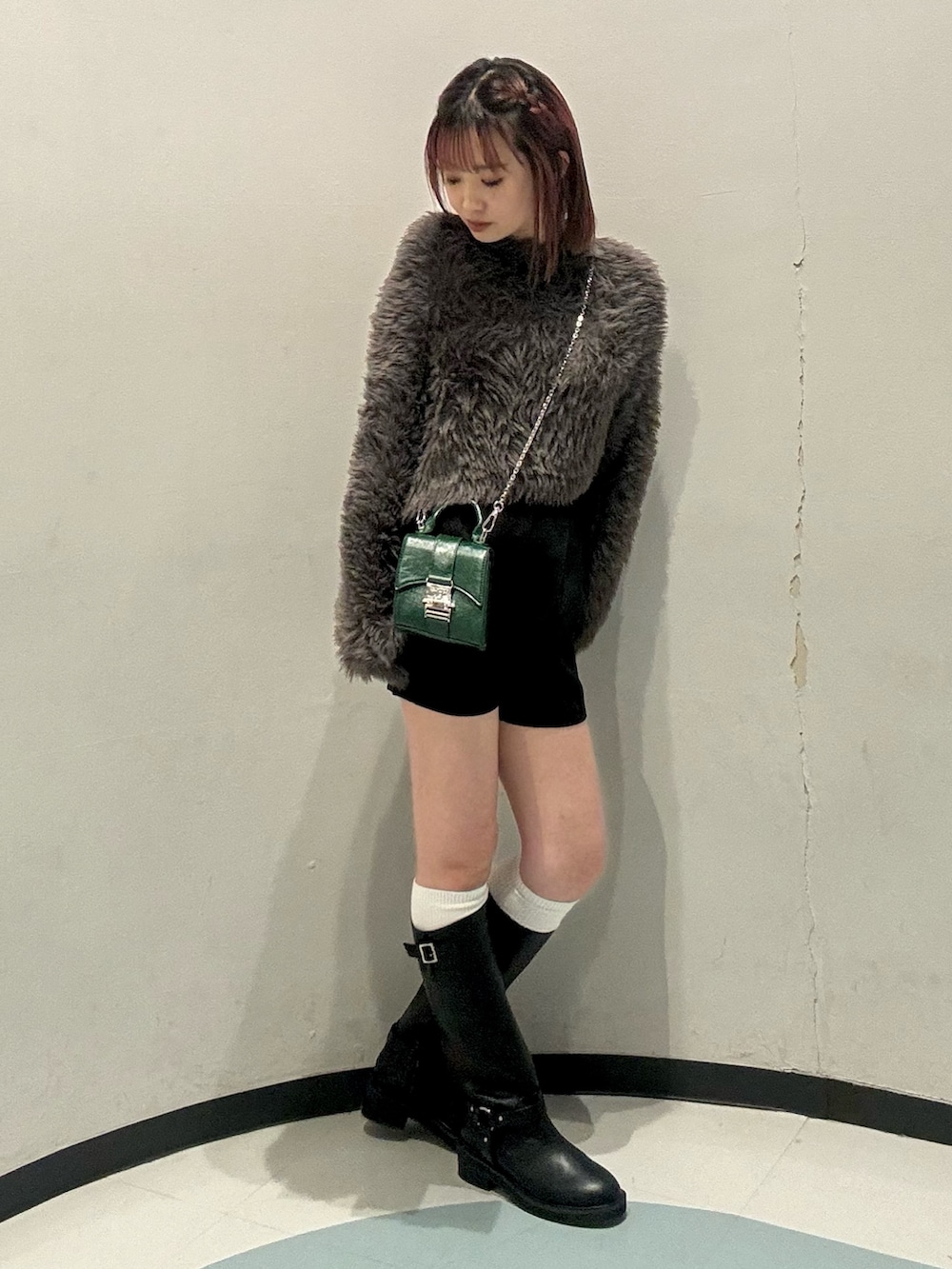 グレー系のニット/セーター、ブラック系のブーツ、ブラック系のその他パンツを着用したレディースの秋コーディネートの2枚目の写真