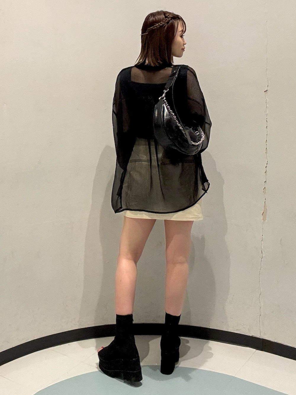 ブラック系のシャツ/ブラウス、グリーン系のニット/セーター、ブラック系のサンダルを着用したレディースの春コーディネートの3枚目の写真