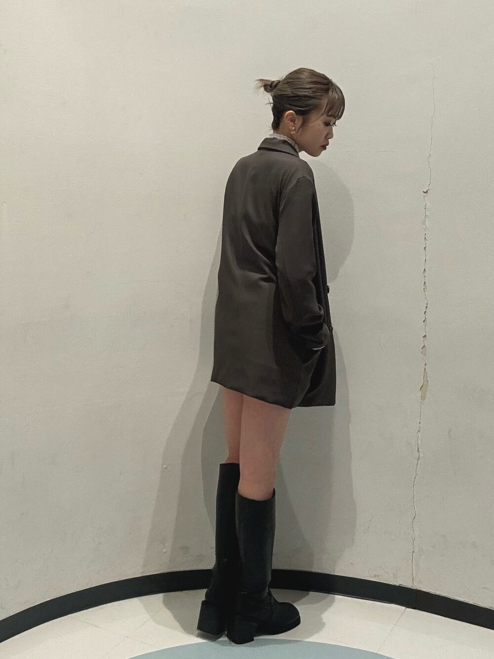 グレー系のテーラードジャケット、ブラック系のハンドバッグ、グレー系のシャツ/ブラウスを着用したレディースの冬コーディネートの5枚目の写真