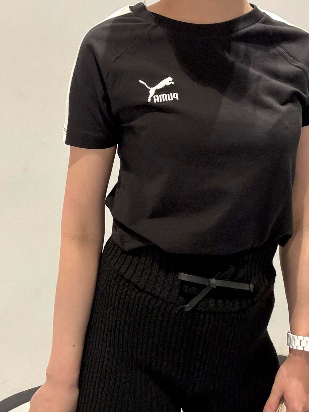 ピンク系のシャツ/ブラウス、ホワイト系のTシャツ/カットソー、ホワイト系のハンドバッグを着用したレディースの春コーディネートの4枚目の写真