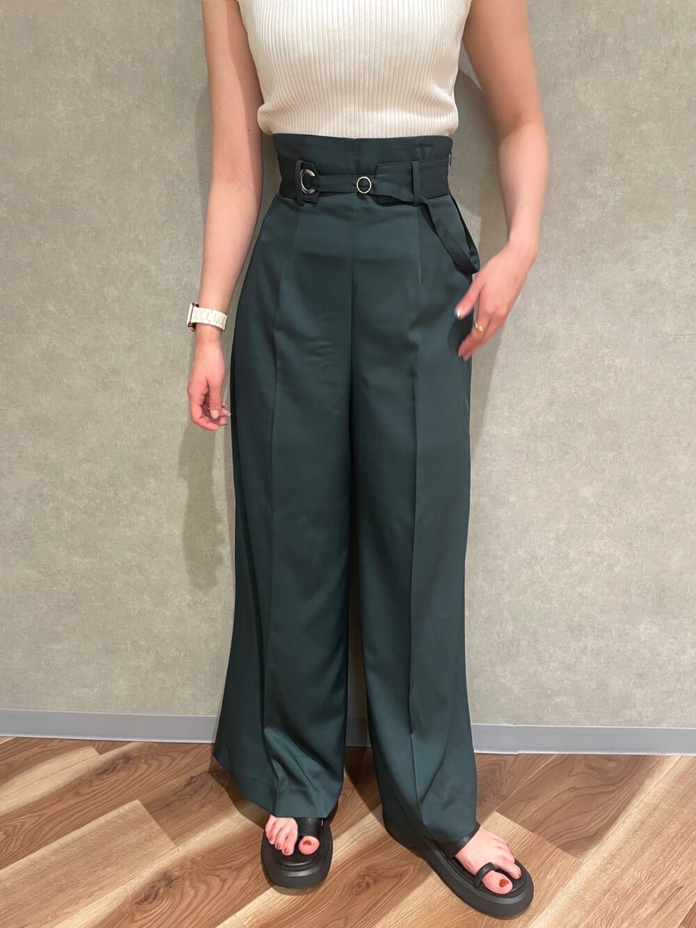 グリーン系のその他パンツ、ブラック系のサンダル、ホワイト系のニット/セーターを着用したレディースの夏コーディネートの6枚目の写真