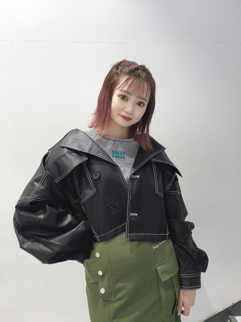 ベージュ系のスカート、その他のTシャツ/カットソー、ブラック系のブルゾンを着用したレディースの夏コーディネートの2枚目の写真