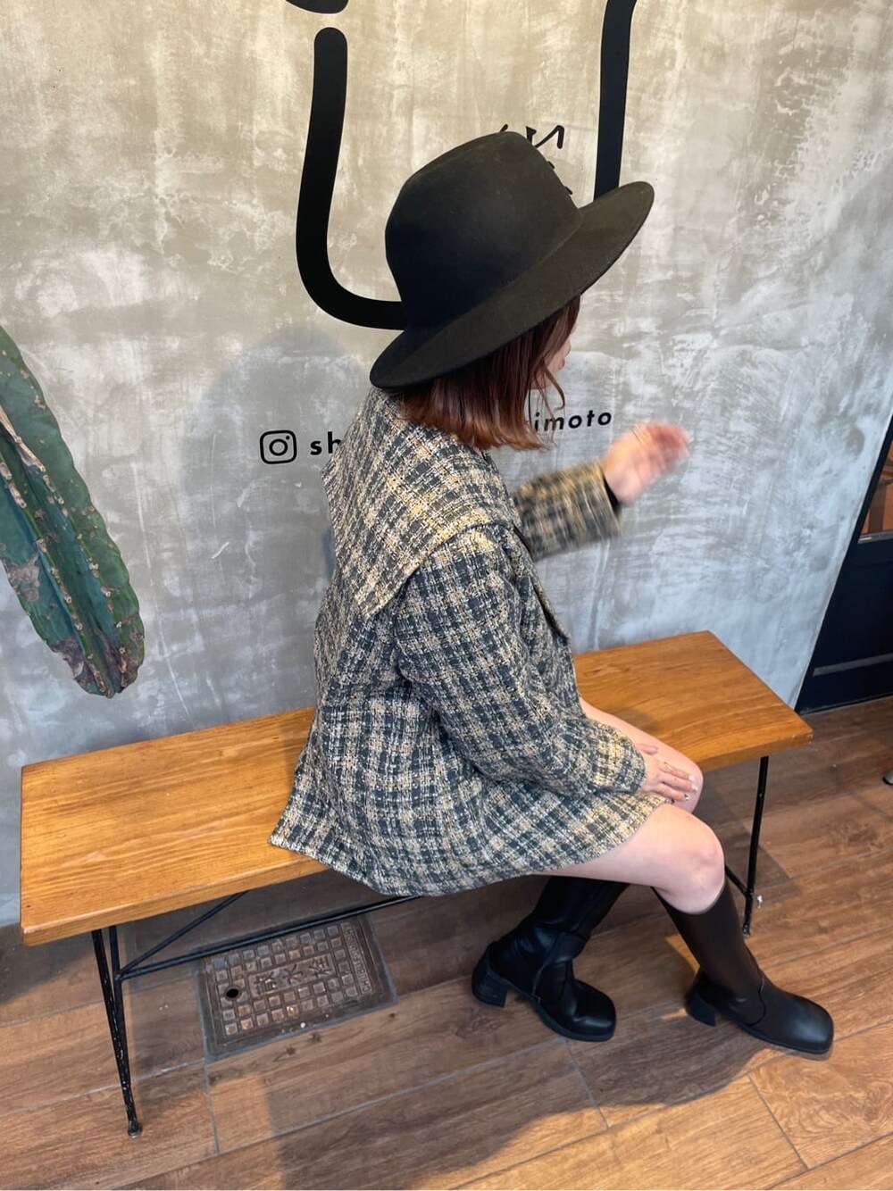 グレー系のスカート、ブラック系のブーツ、グレー系のテーラードジャケットを着用したレディースの秋コーディネートの4枚目の写真