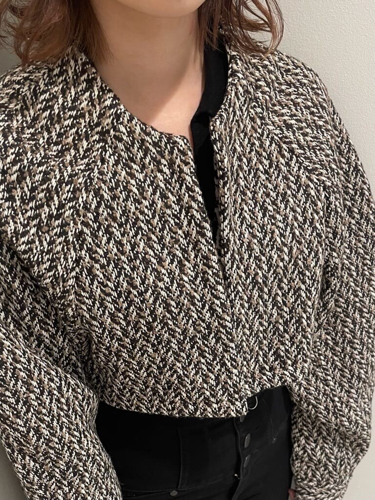 その他のサンダル、ブラック系のショルダーバッグ、ブラック系のニット/セーターを着用したレディースの夏コーディネートの5枚目の写真