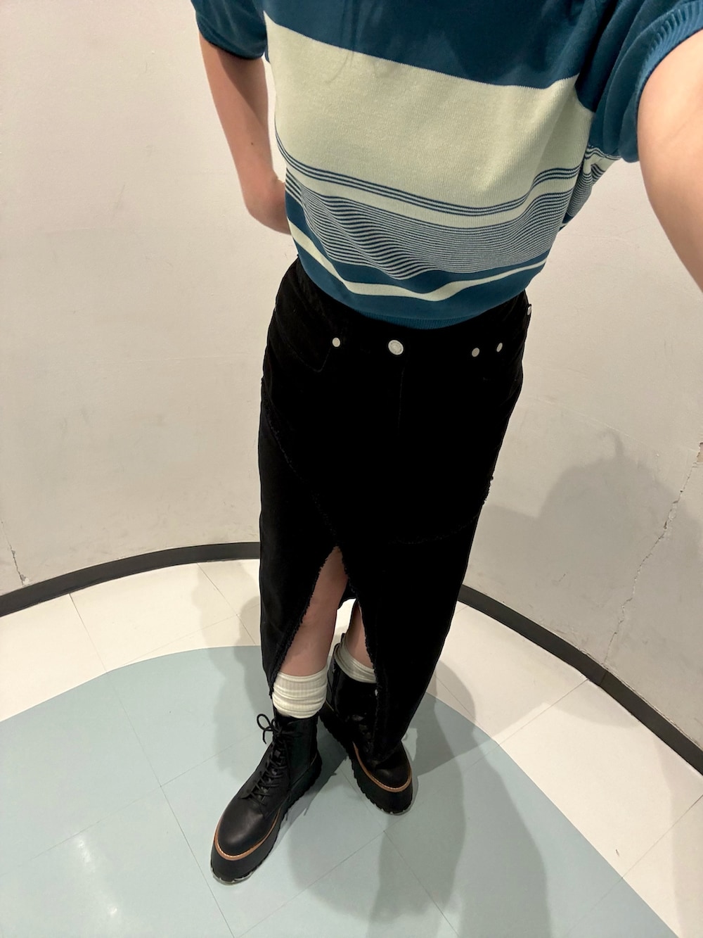 ブラック系のブーツ、その他のニット/セーター、ブラック系のデニムスカートを着用したレディースの夏コーディネートの5枚目の写真