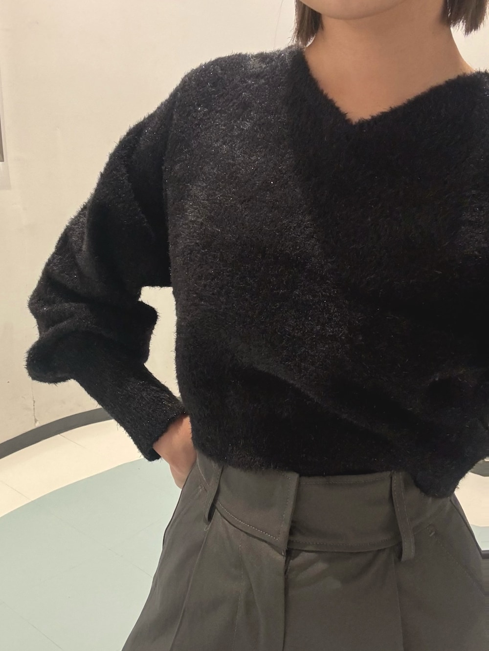 ホワイト系のブーツ、ブラック系のニット/セーター、グレー系のカーゴパンツを着用したレディースの冬コーディネートの5枚目の写真