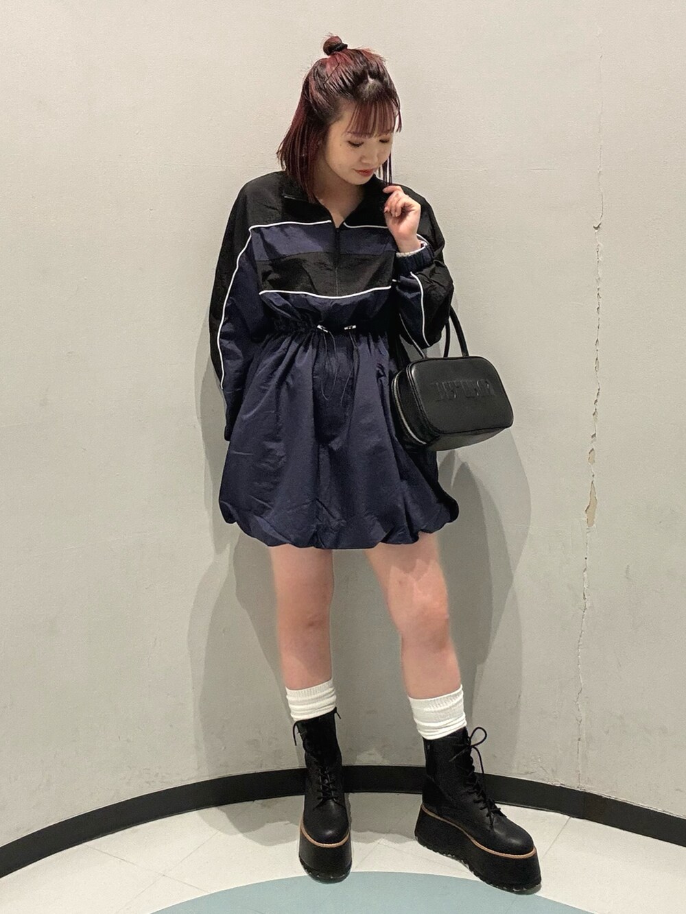 ブルー系のワンピース、ブラック系のブーツを着用したレディースの夏コーディネートの4枚目の写真