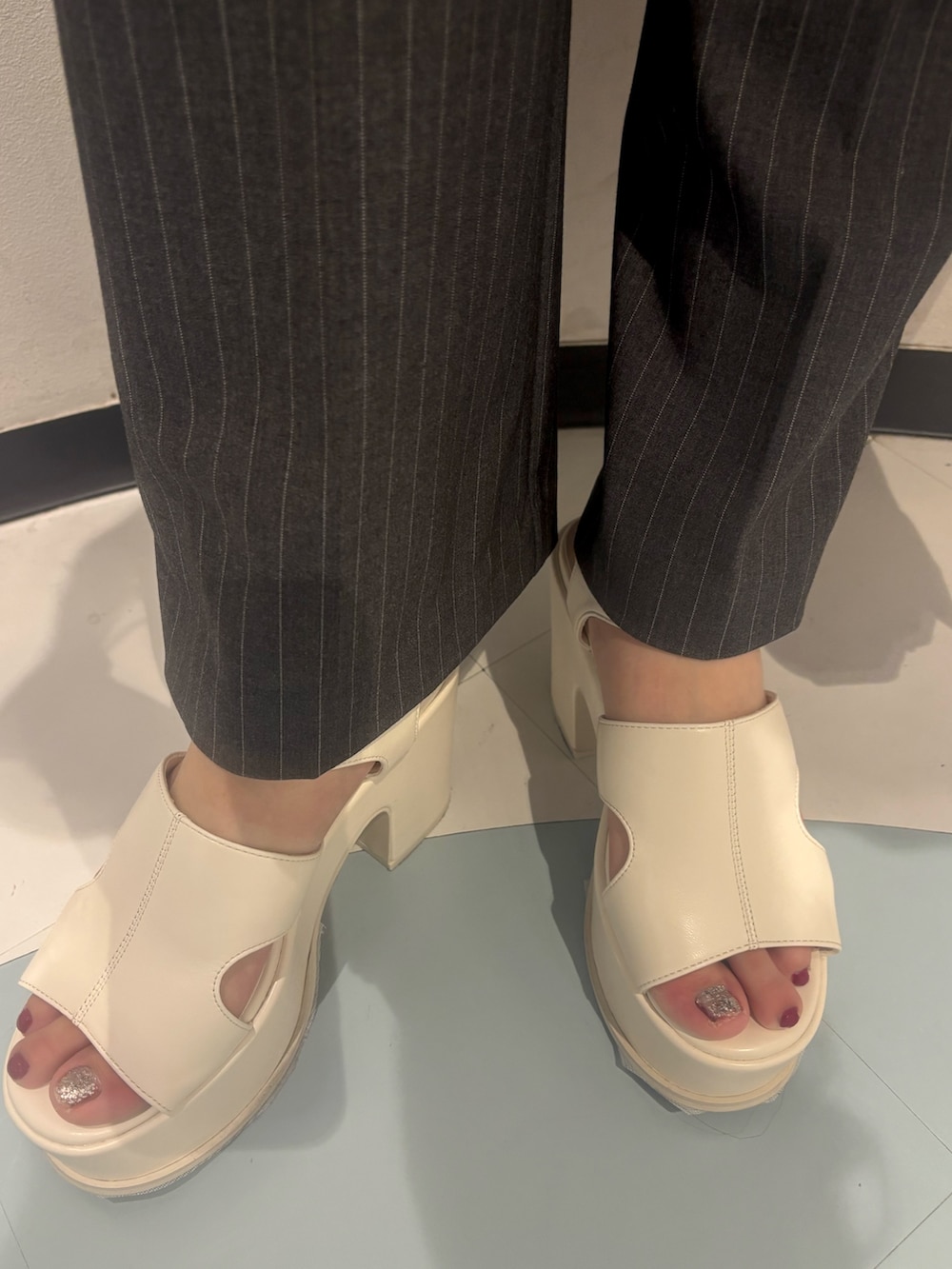 ホワイト系のサンダル、ブルー系のハンドバッグ、その他のつなぎ/オールインワンを着用したレディースの夏コーディネートの7枚目の写真