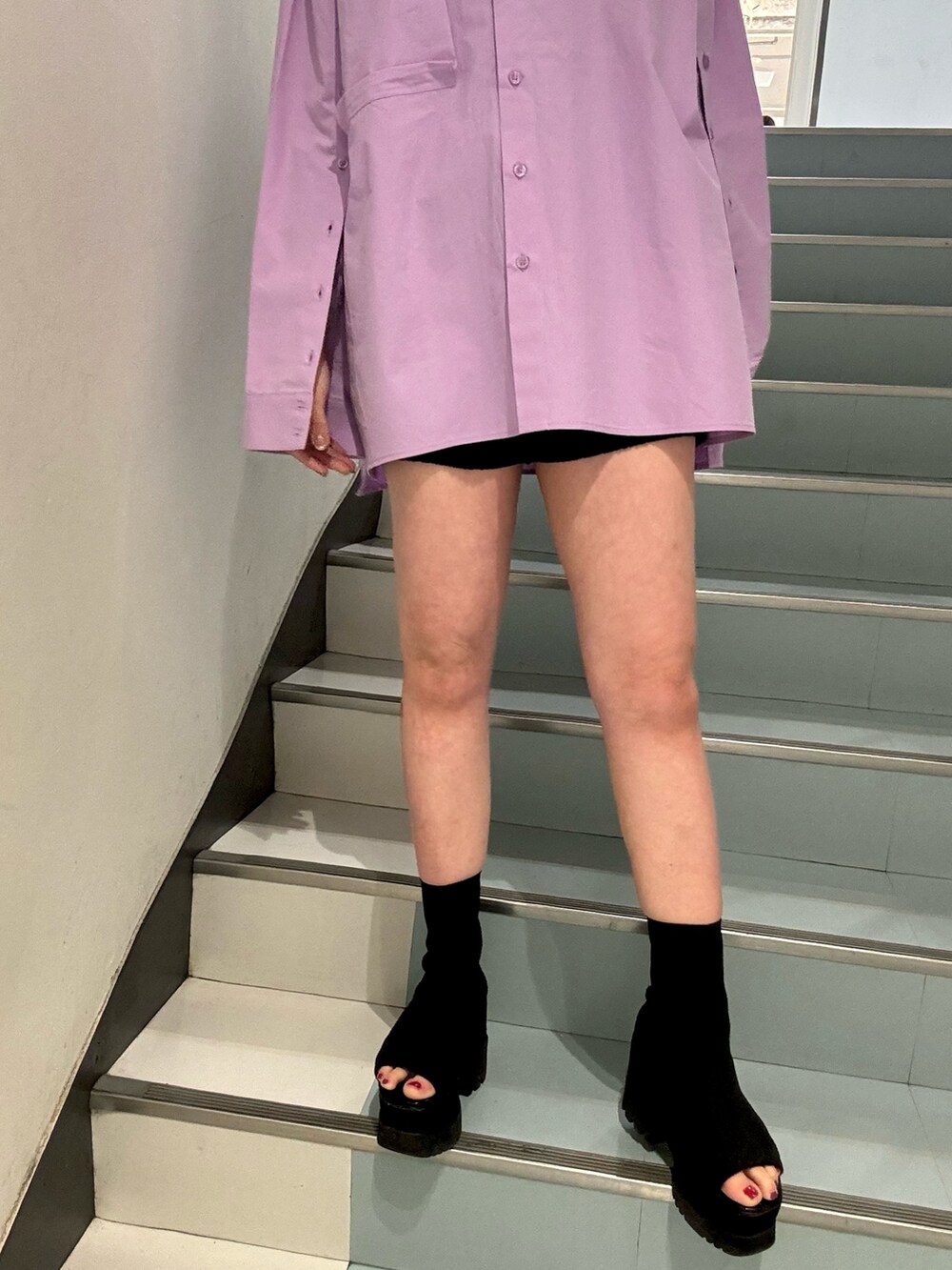 ピンク系のシャツ/ブラウス、ホワイト系のTシャツ/カットソー、ホワイト系のハンドバッグを着用したレディースの春コーディネートの6枚目の写真