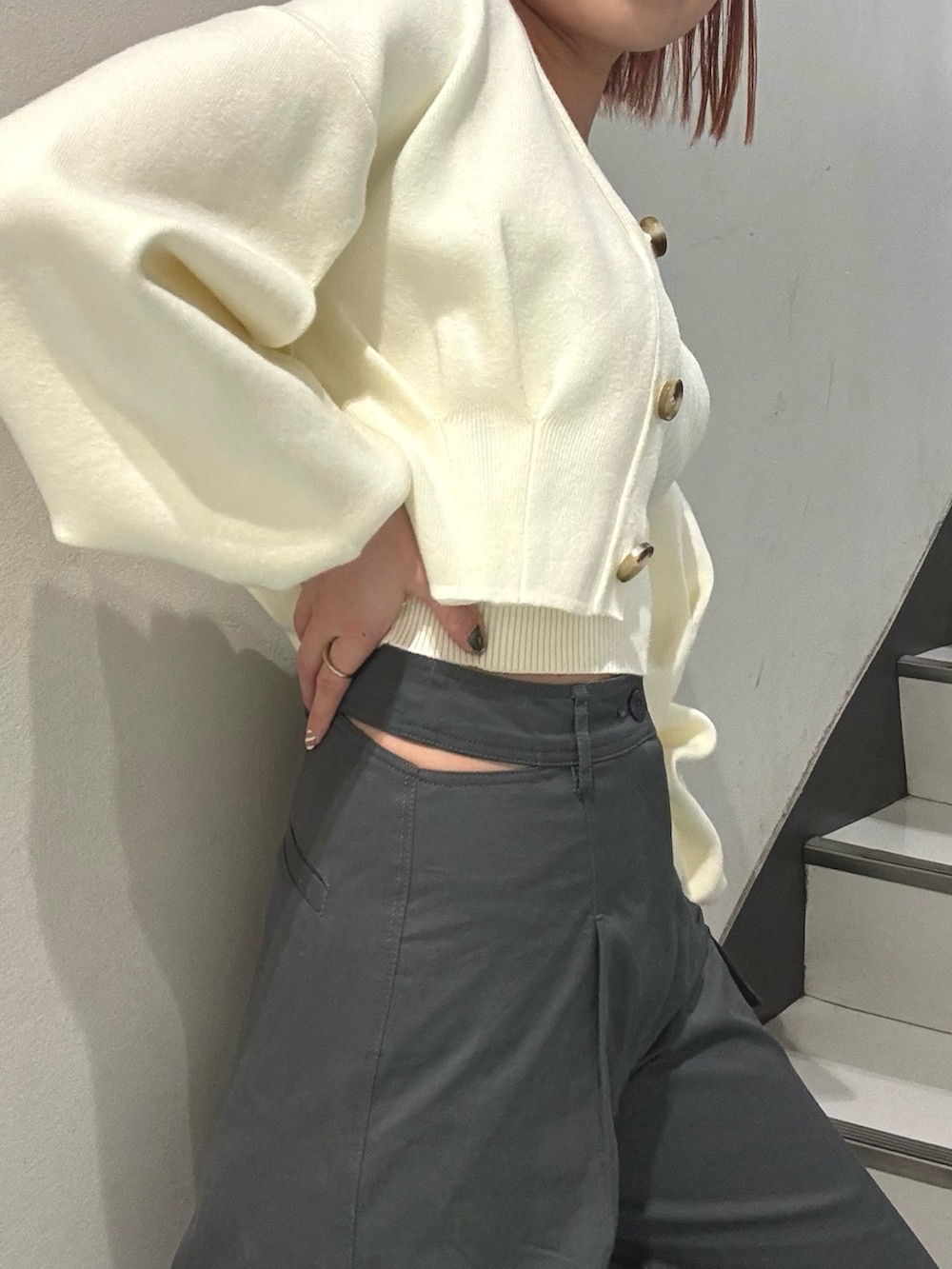 ブラック系のショルダーバッグ、グレー系のカーゴパンツ、ホワイト系のカーディガン/ボレロを着用したレディースの冬コーディネートの3枚目の写真