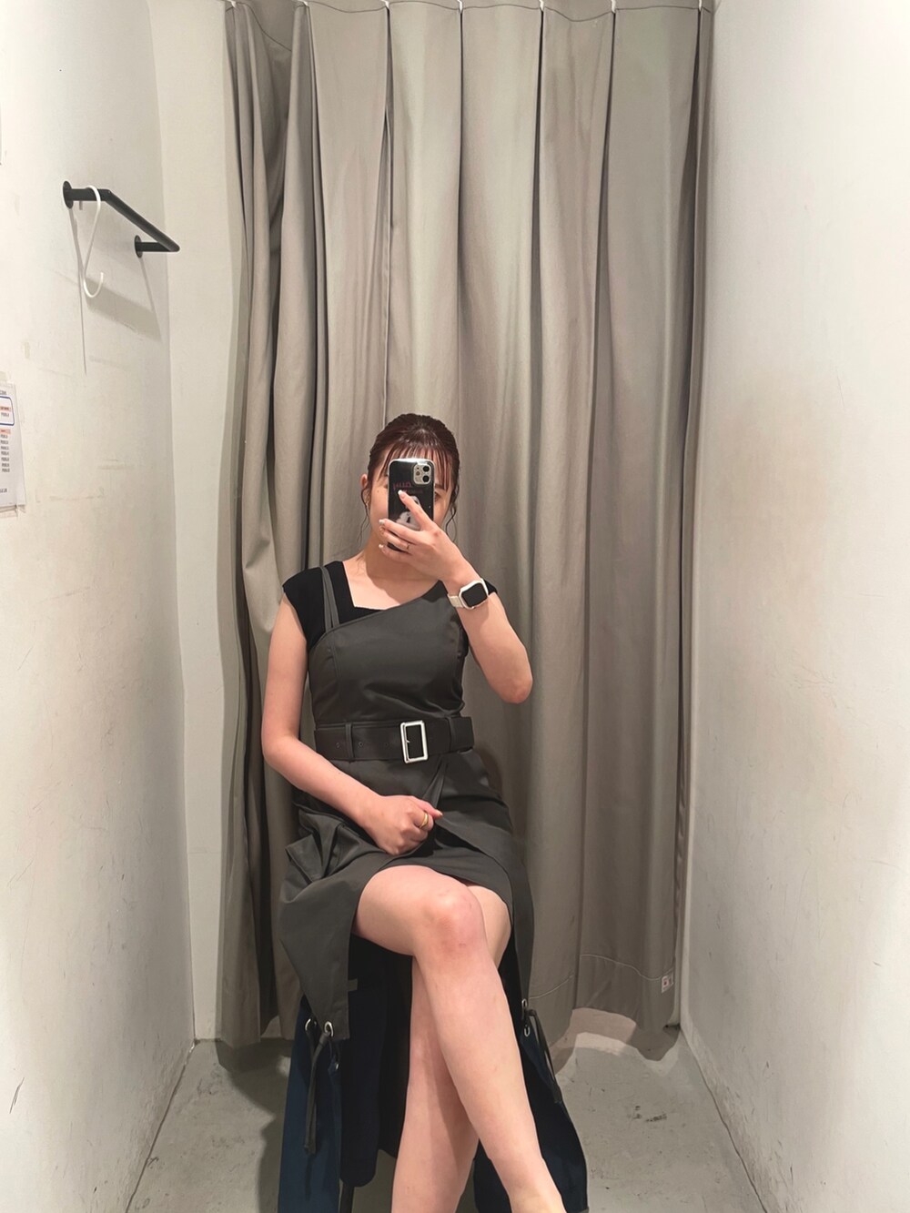 グレー系のワンピース、ブラック系のタンクトップ、イエロー系のハンドバッグを着用したレディースの夏コーディネートの3枚目の写真