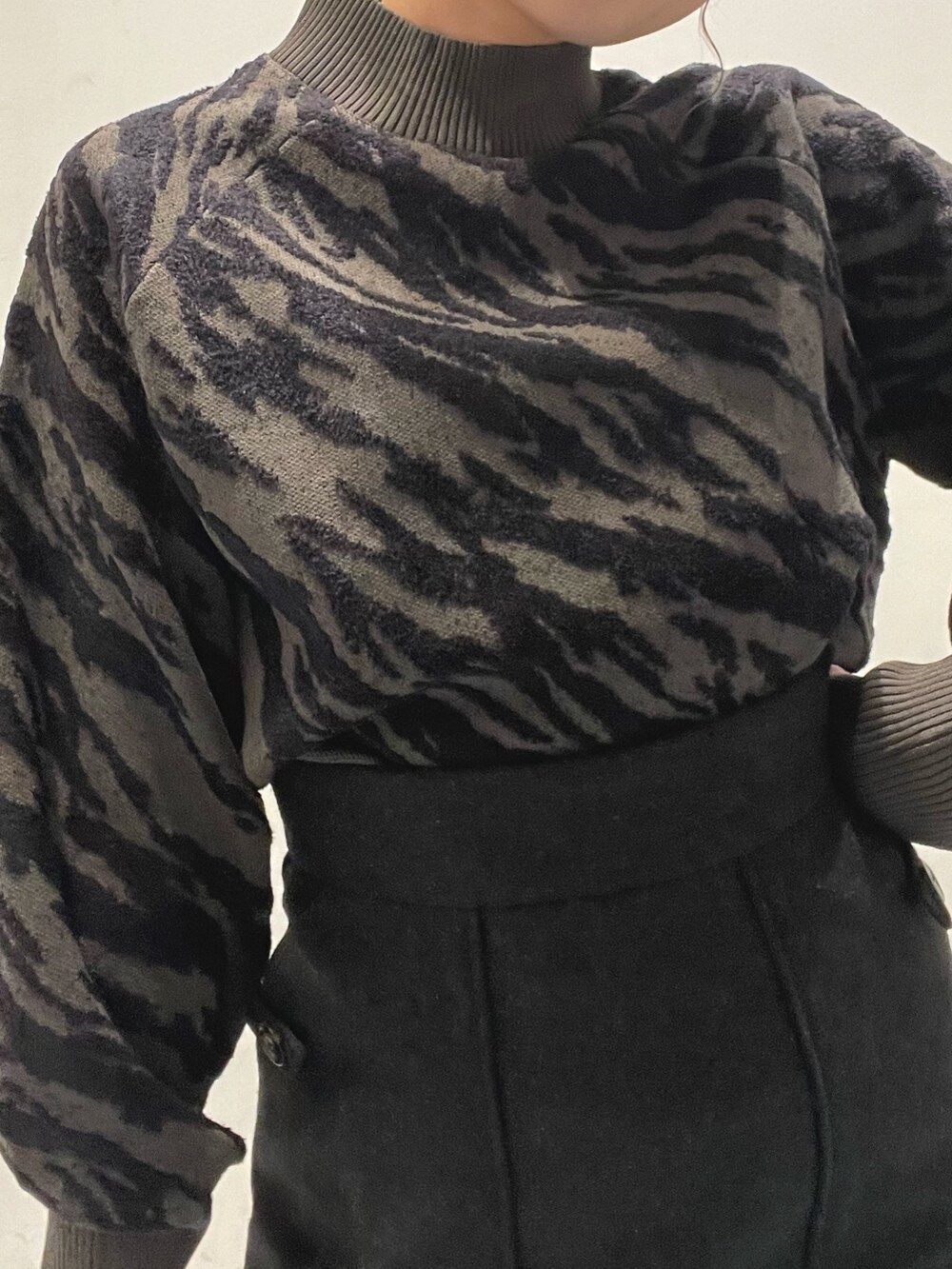 グレー系のテーラードジャケット、グレー系のニット/セーター、グレー系のスカートを着用したレディースの秋コーディネートの7枚目の写真