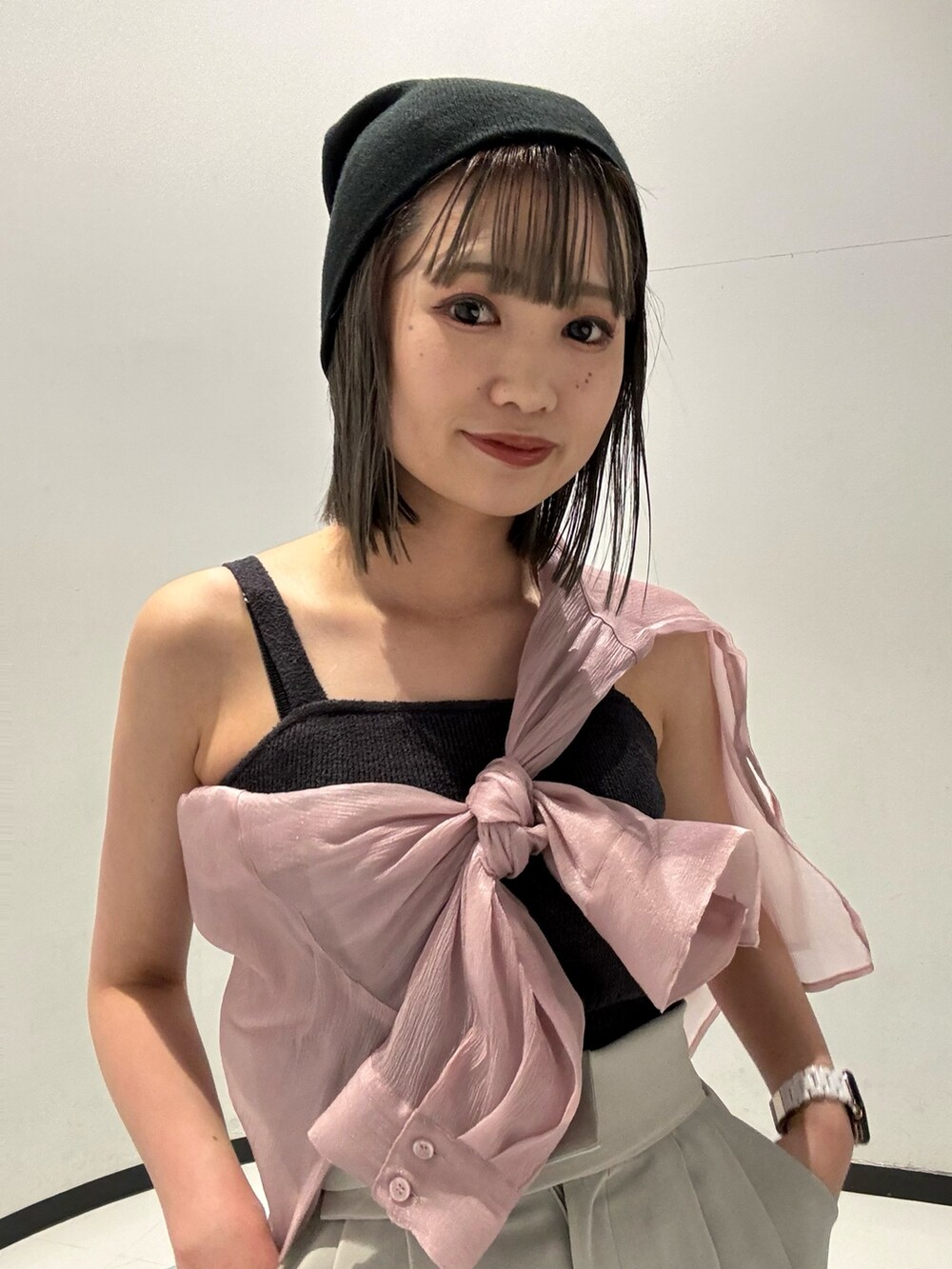 グレー系のニット/セーター、グレー系のその他パンツ、ピンク系のシャツ/ブラウスを着用したレディースの春コーディネートの4枚目の写真