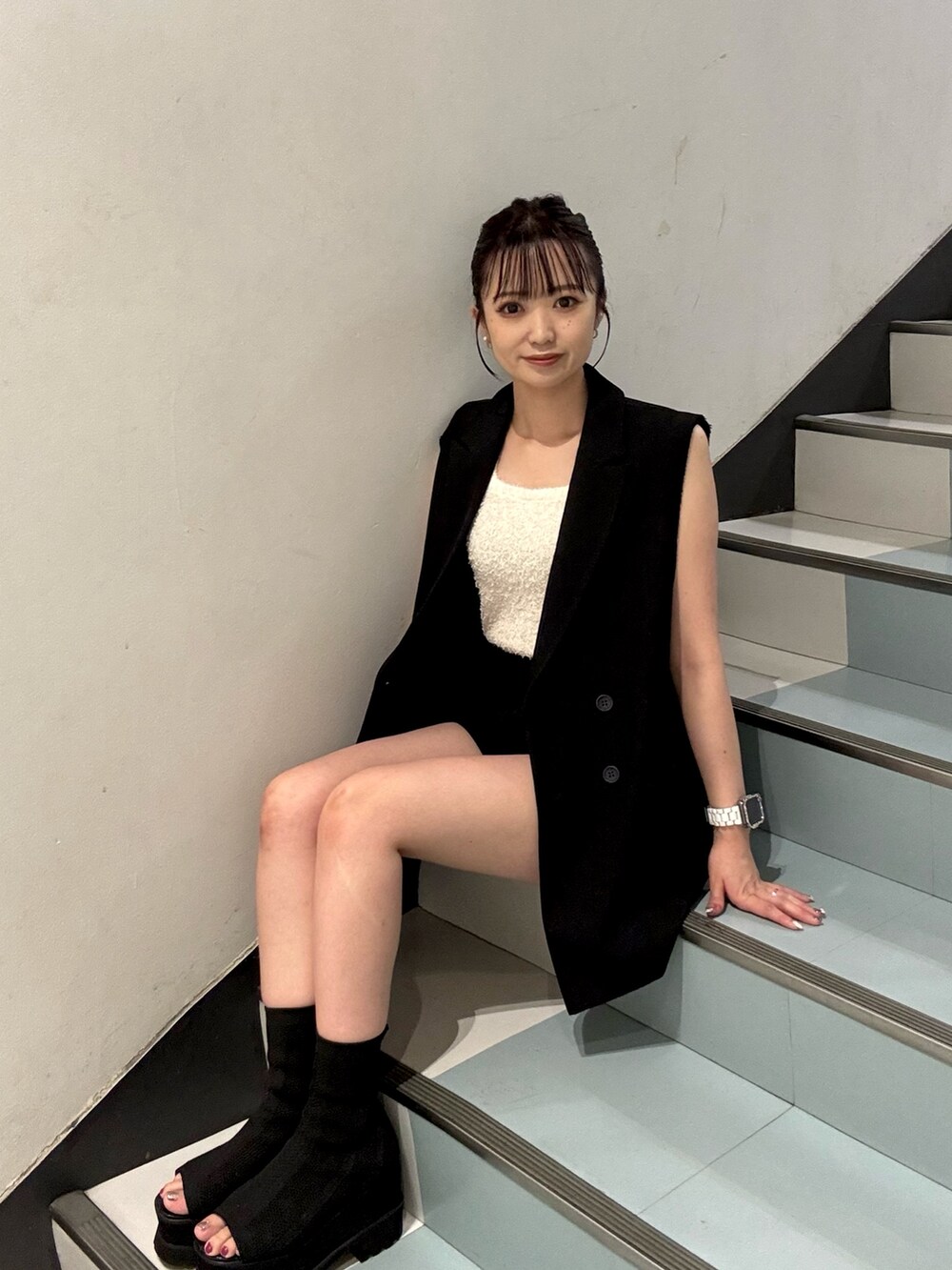 ブラック系のその他パンツ、ホワイト系のニット/セーター、ブラック系のベストを着用したレディースの夏コーディネートの6枚目の写真