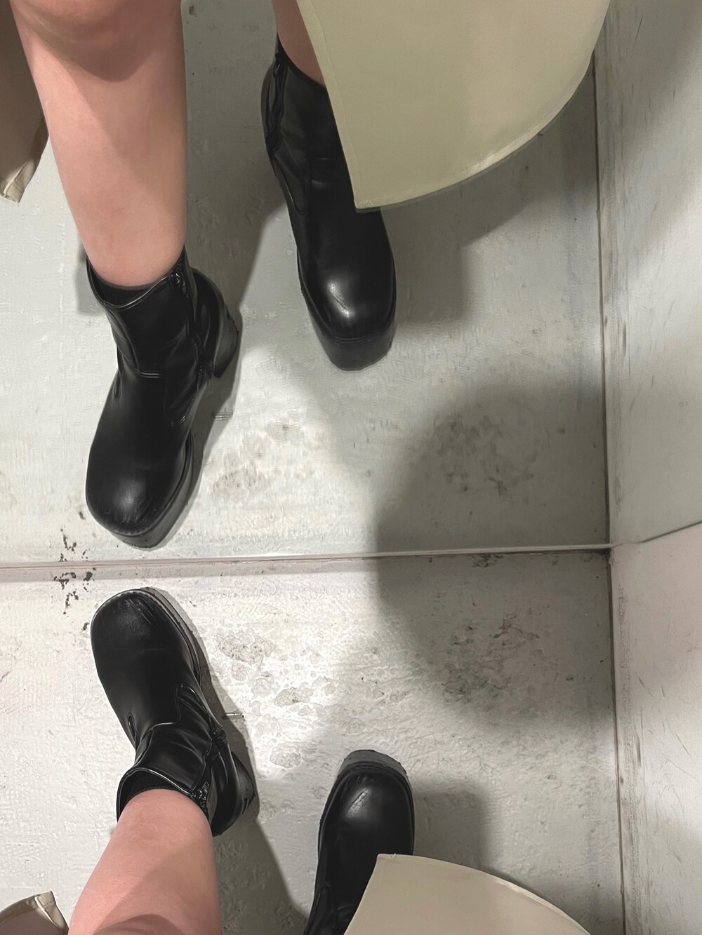 ホワイト系のスカート、ブラック系のニット/セーターを着用したレディースの秋コーディネートの6枚目の写真