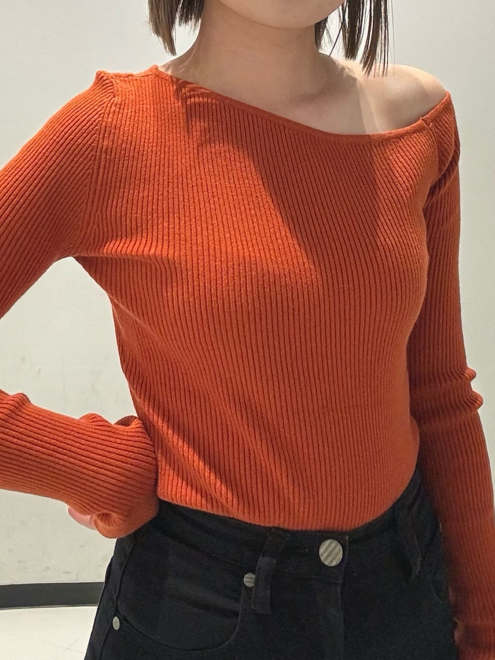 ブラック系のブーツ、ブラック系のハンドバッグ、ブラウン系のムートンコートを着用したレディースの冬コーディネートの5枚目の写真