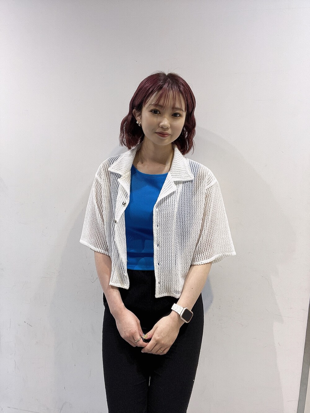 ブルー系のタンクトップ、ホワイト系のシャツ/ブラウス、ブラック系のその他パンツを着用したレディースの春コーディネートの2枚目の写真