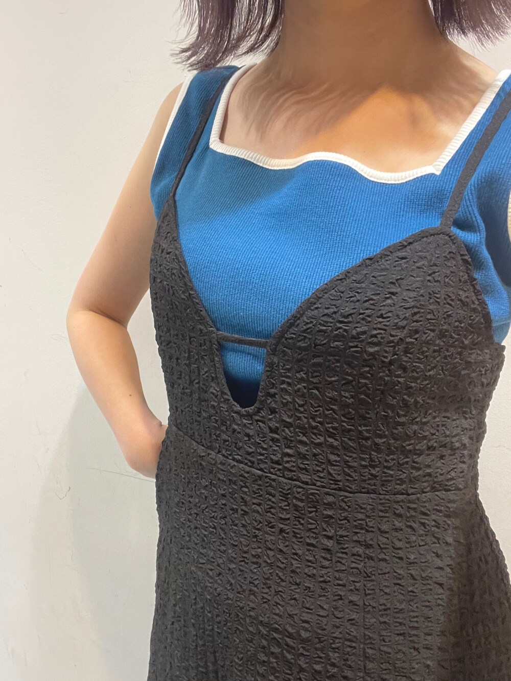 ブラック系のショルダーバッグ、ホワイト系のサンダル、ブルー系のタンクトップを着用したレディースの春コーディネートの3枚目の写真