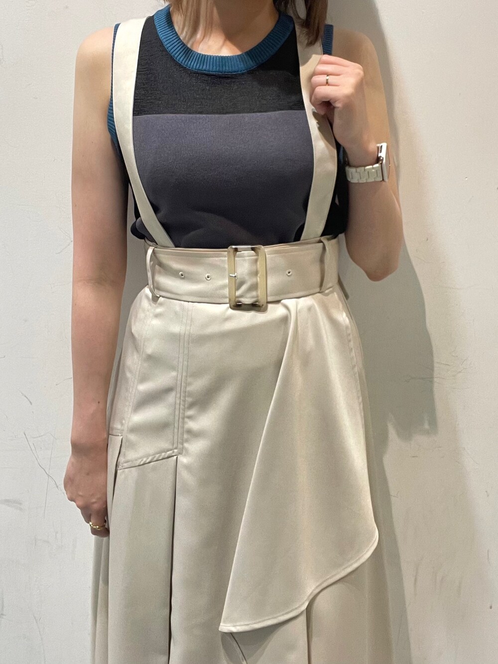 ホワイト系のジャンパースカート、ブルー系のニット/セーター、ブラック系のショルダーバッグを着用したレディースの夏コーディネートの4枚目の写真
