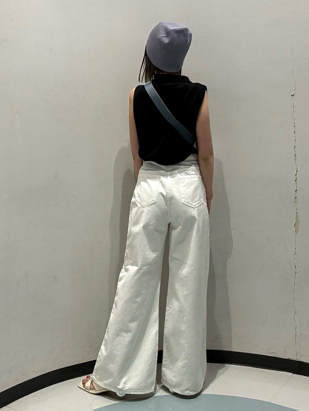 ブラック系のTシャツ/カットソー、シルバー系のショルダーバッグ、ホワイト系のデニムパンツを着用したレディースの春コーディネートの3枚目の写真