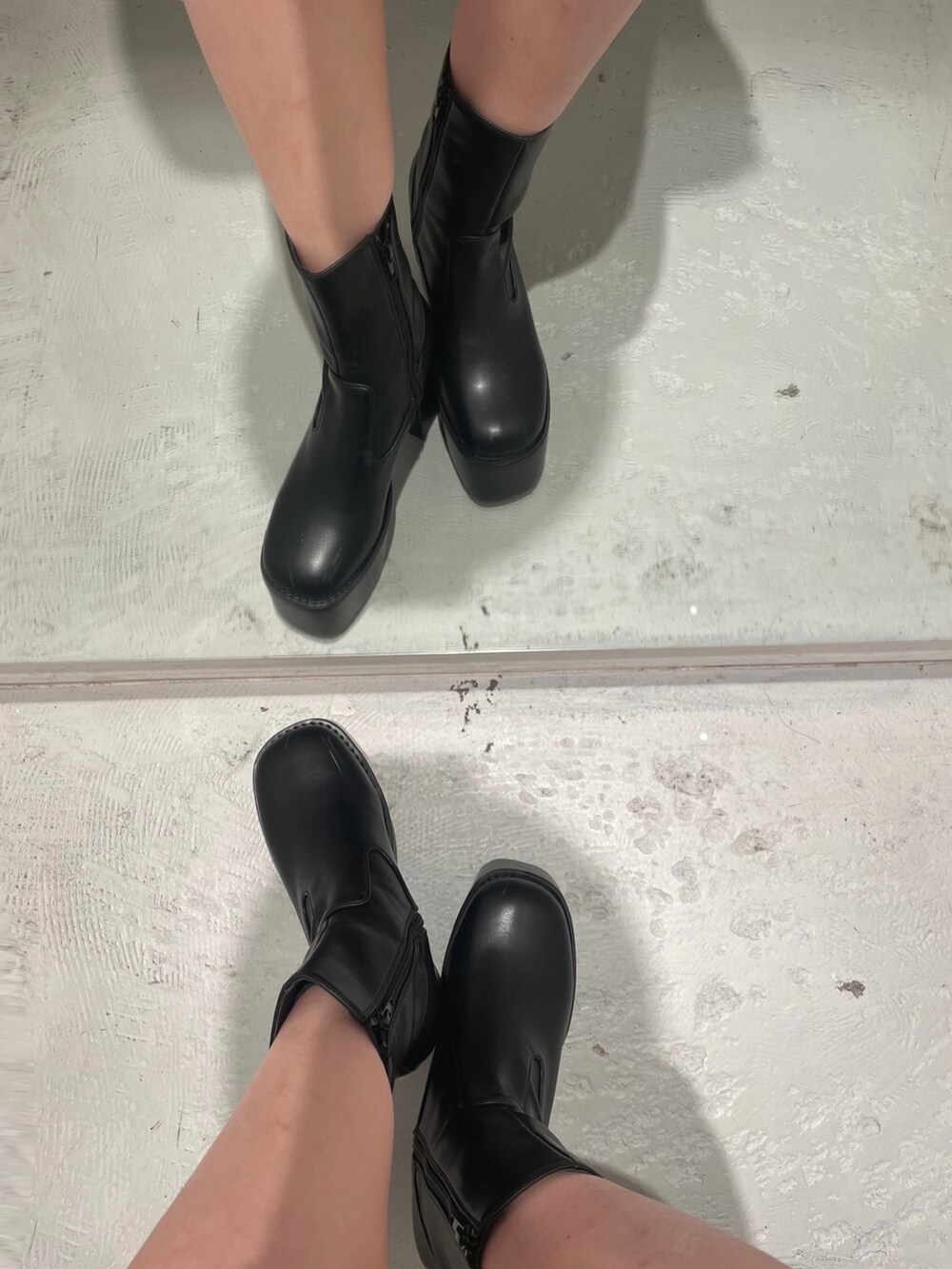 イエロー系のスカート、ホワイト系のシャツ/ブラウス、ブラック系のタンクトップを着用したレディースの夏コーディネートの6枚目の写真